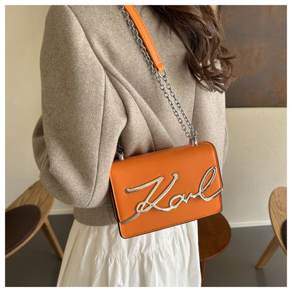 Sac à bandoulière élégant avec chaîne et logo signature