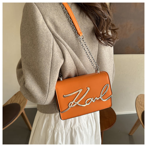 Sac à bandoulière élégant avec chaîne et logo signature