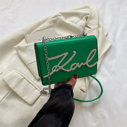 Sac à bandoulière élégant avec chaîne et logo signature