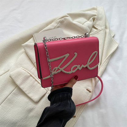 Sac à bandoulière élégant avec chaîne et logo signature