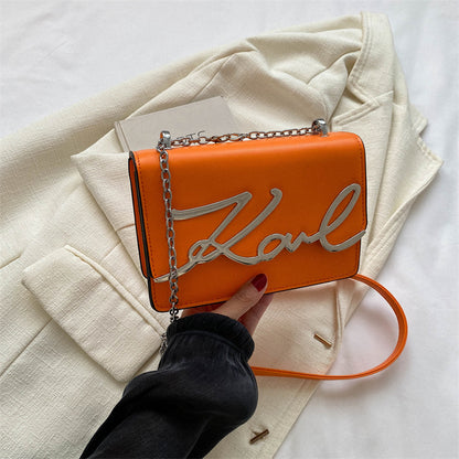 Sac à bandoulière élégant avec chaîne et logo signature