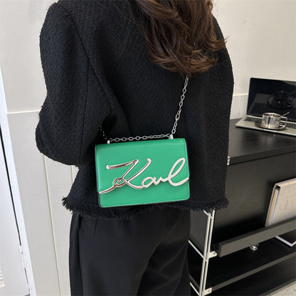 Sac à bandoulière élégant avec chaîne et logo signature
