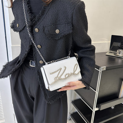 Sac à bandoulière élégant avec chaîne et logo signature