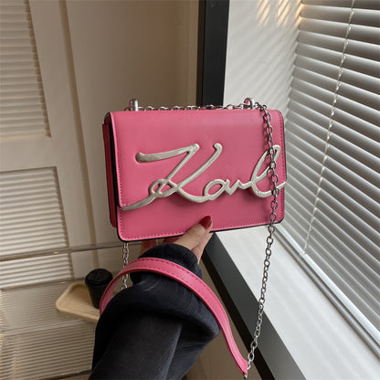 Sac à bandoulière élégant avec chaîne et logo signature