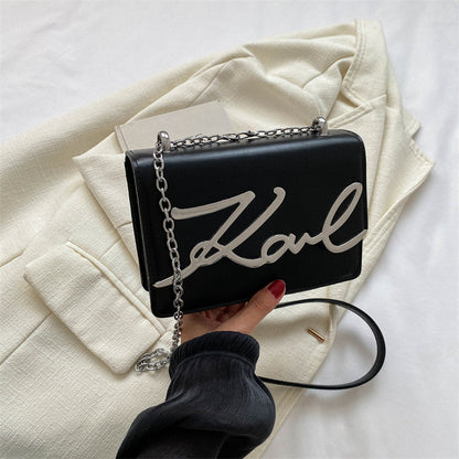 Sac à bandoulière élégant avec chaîne et logo signature