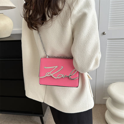 Sac à bandoulière élégant avec chaîne et logo signature